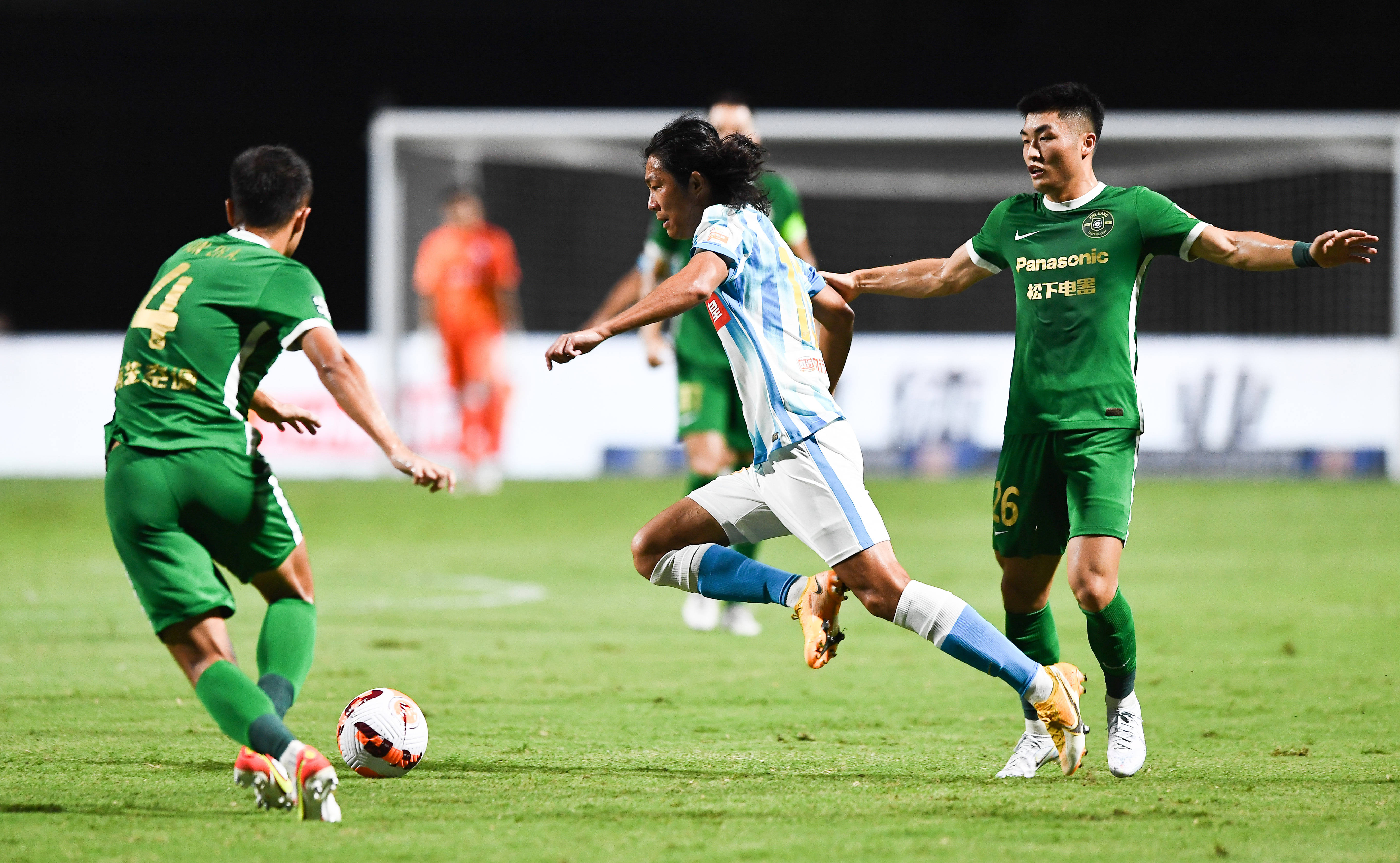 关键时刻广州队备战中超，防线松动细节曝光，态度坚定，训练强度明显提升的简单介绍