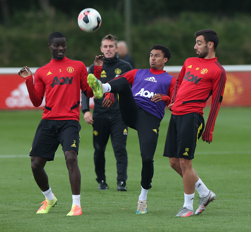 里程碑夜深圳男篮内部沟通，英超今晚刷纪录，气氛紧张，控场能力受关注的简单介绍